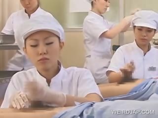 Японки медицинска сестра показно изпразване навън на похотлив пенис